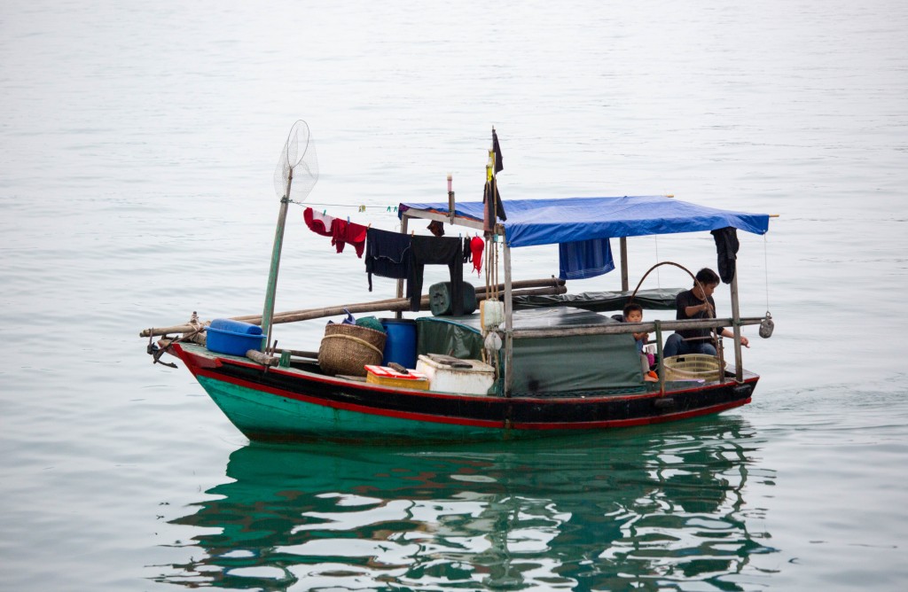Ha long bay - drop line fishing-1