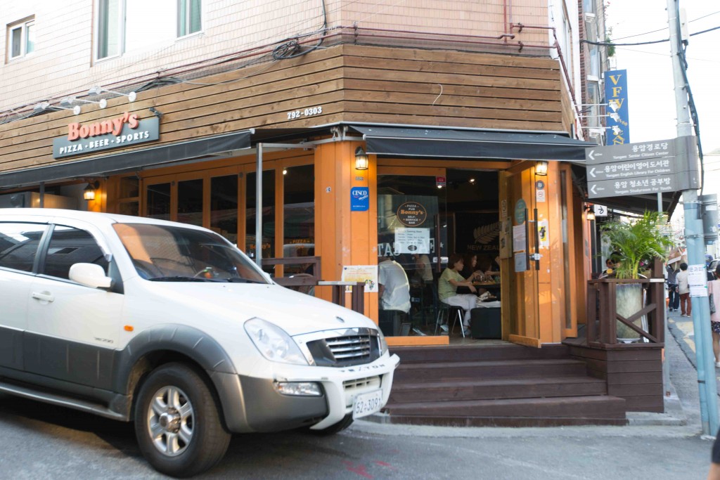 Bonnies Pizza Pub - front